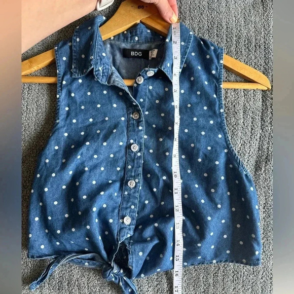 BDG Button up Sleeveless Polka Dot Tie Front Crop Top - Picture 4 of 5
